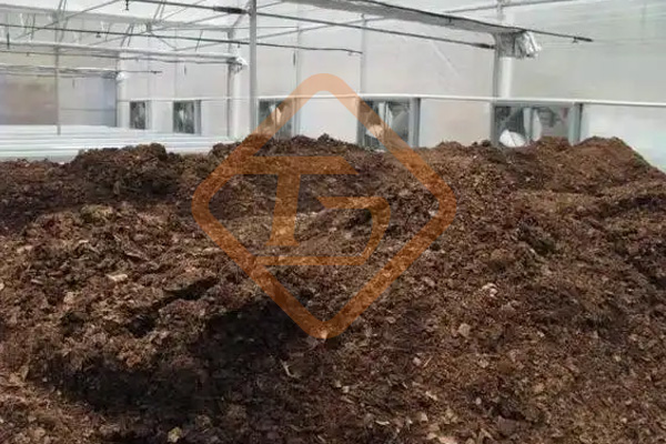 秸稈、牛糞按比例混合發(fā)酵變廢為寶，蚯蚓糞有機(jī)肥迎來(lái)的市場(chǎng)